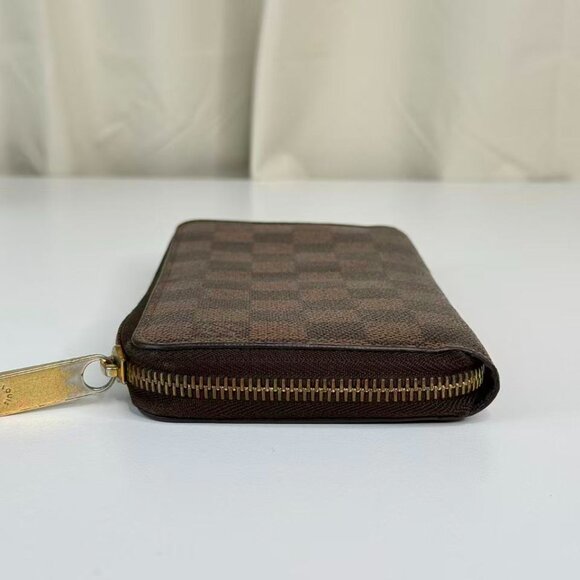Louis Vuitton Damier Ebene Wallet with Classic Checkered Design - Picture 4 of 9
